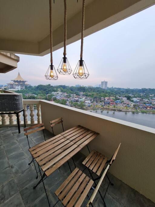 Lovely Waterfront Riverbank Suite With Pool A2 Kuching Eksteriør billede