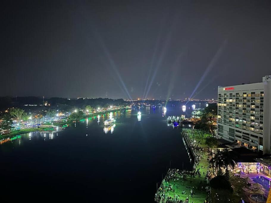 Lovely Waterfront Riverbank Suite With Pool A2 Kuching Eksteriør billede
