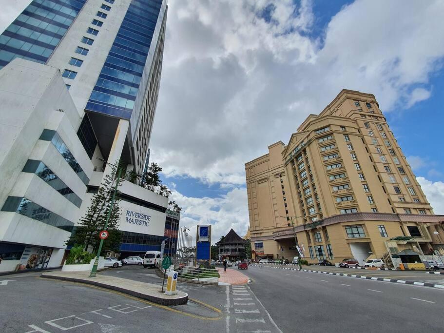 Lovely Waterfront Riverbank Suite With Pool A2 Kuching Eksteriør billede