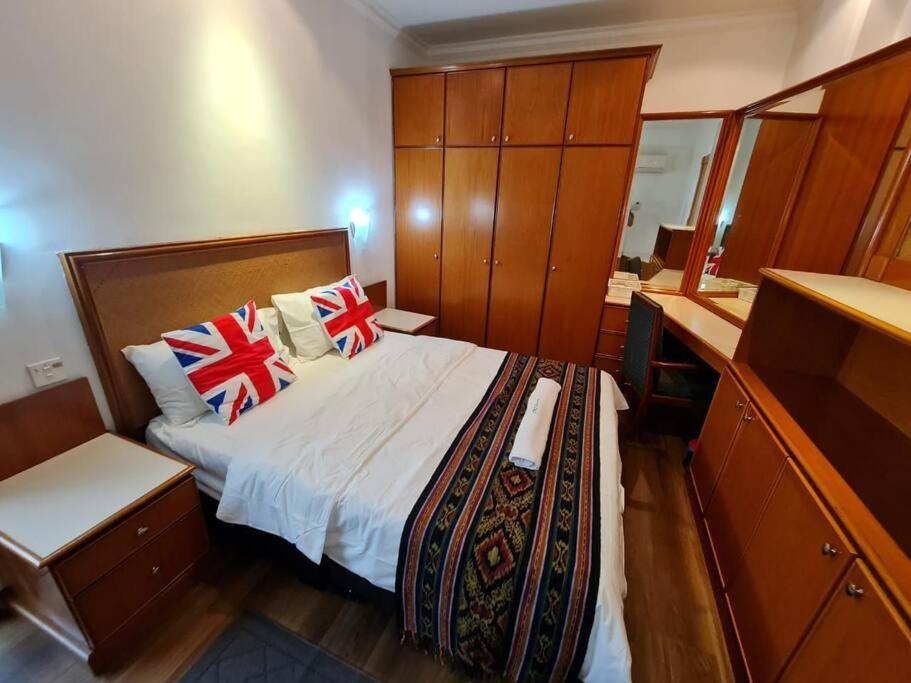 Lovely Waterfront Riverbank Suite With Pool A2 Kuching Eksteriør billede