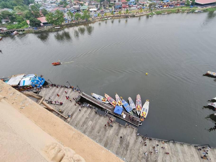 Lovely Waterfront Riverbank Suite With Pool A2 Kuching Eksteriør billede