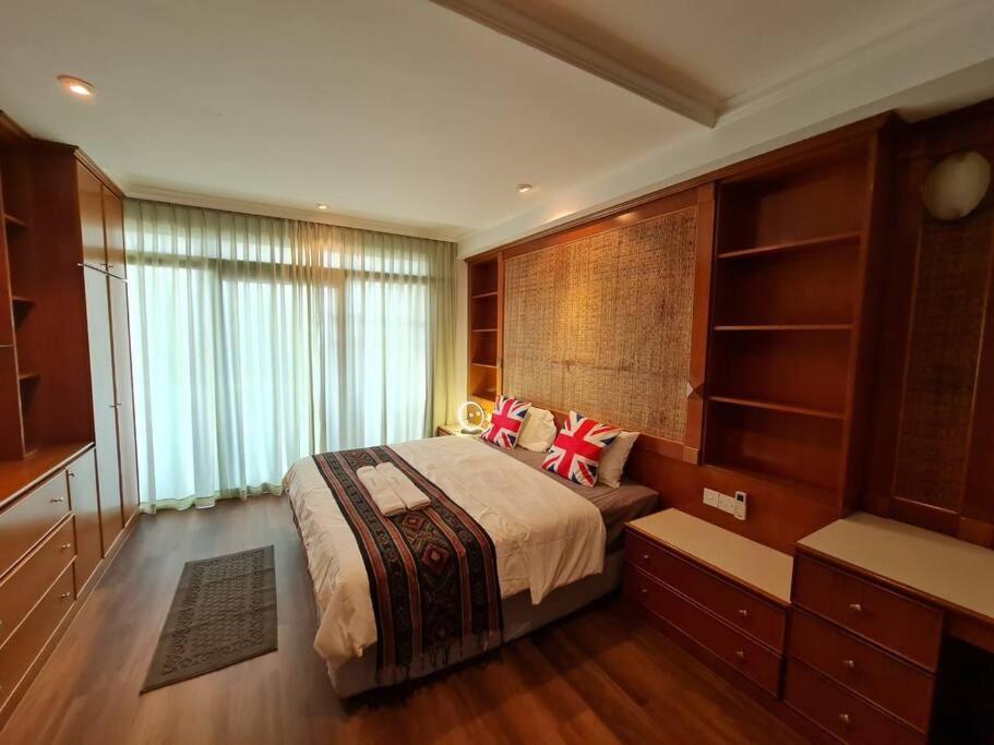 Lovely Waterfront Riverbank Suite With Pool A2 Kuching Eksteriør billede