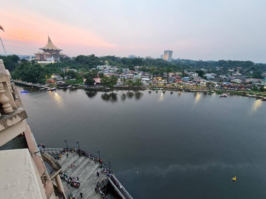 Lovely Waterfront Riverbank Suite With Pool A2 Kuching Eksteriør billede