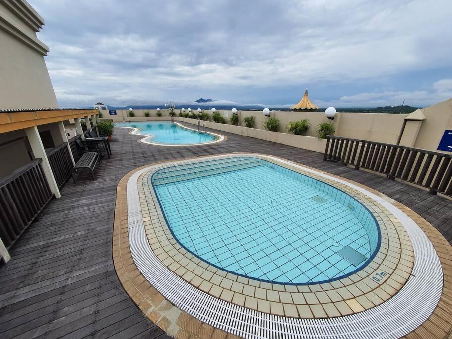 Lovely Waterfront Riverbank Suite With Pool A2 Kuching Eksteriør billede
